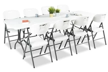 Tafel en stoelen