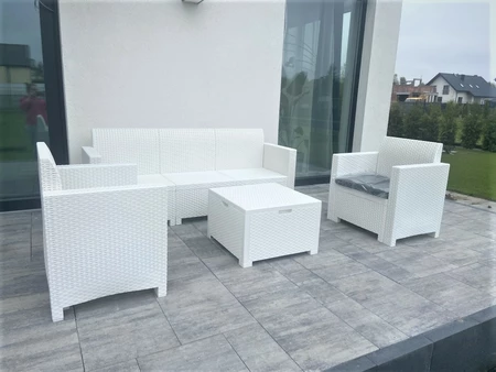 Modern wit technorattan meubilair met 3-zitsbank