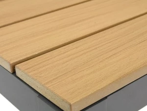 Tabel    het tafelblad is bekleed met composiethou